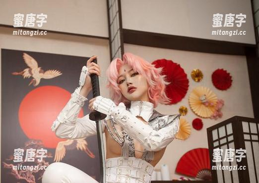 目睹Choi Ji Yun的套装，如同被时尚的魔力牵引，心中一阵小波动！